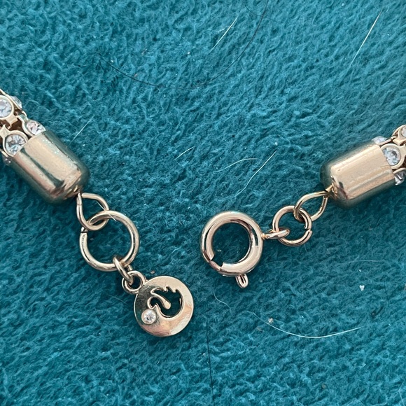 Gold tennis bracelet with 166 crystals in snake like interlocking formation. - Picture 4 of 5